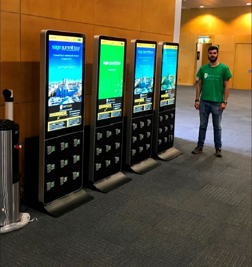 Tótem digital con cargador de celulares