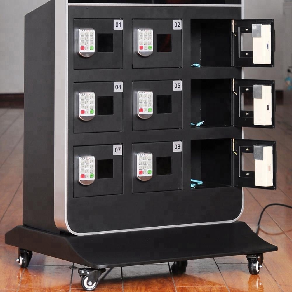 Tótem digital con cargador en funcionamiento